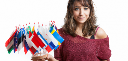Une étudiante tenant des drapeaux