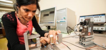 Une chercheuse du laboratoire FEMTO-ST travaillant sur un microgénérateur