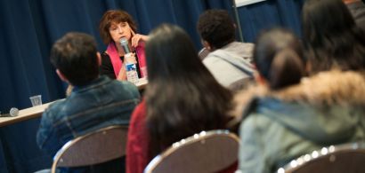 Mireille Lemaresquier tient un micro devant les étudiants du CLA