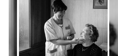 auxiliaire de vie et personne âgée souriantes