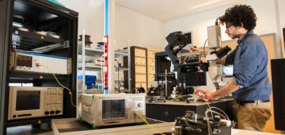 Un doctorant de l'institut FEMTO-ST réalisant une manip