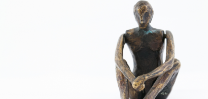 Statuette représentant un homme assis en tailleur