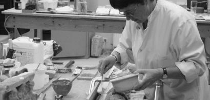 Une femme en train de réaliser un moulage