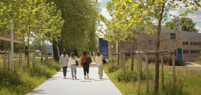 Etudiants sur le campus de la Bouloie-Témis