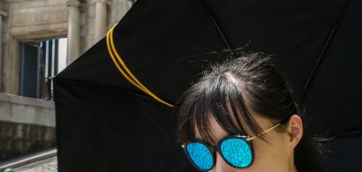 jeune femme dans une rue de Macao