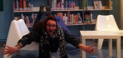 étudiante qui nage sur une chaise dans un BU