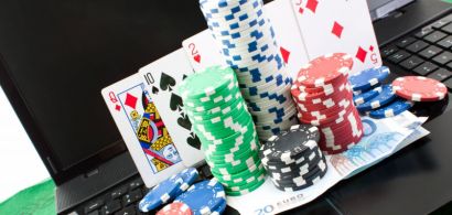 De jetons de poker sur un clavier d'ordinateur portable