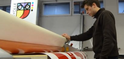 Un jeune homme dans une imprimerie.