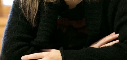 femme habillée en noir avec les bras croisés