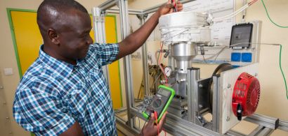 Un chercheur travaillant sur une machine Stirling