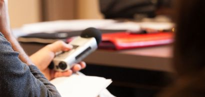 Photo d'un micro de radio pendant une conférence de presse