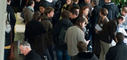 Visuel d'illustration avec des personnes discutant dans un hall