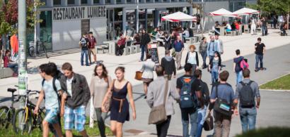 Des étudiants devant le resto u Lumière, campus de la Bouloie