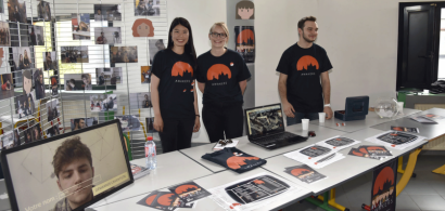 Trois étudiants du groupe qui a créé le projet "Awakers"