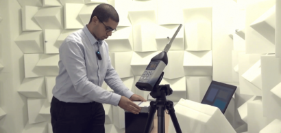Un ingénieur de l'institut FEMTO-ST effectue des tests acoustiques dans la salle sourde (capture d'écran de la vidéo)