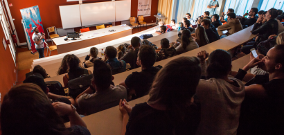 Des étudiants de l'U-Sports dans un amphithéâtre