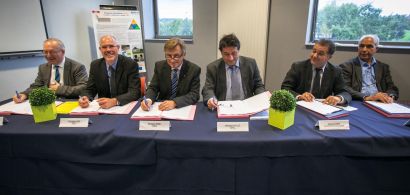 Personnalités officielles en train de signer la convention de création du collégium smyle.
