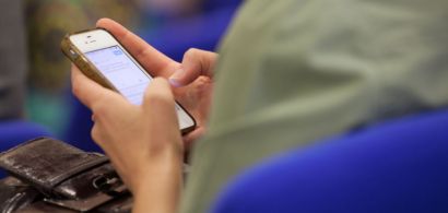 Une jeune femme avec un smartphone