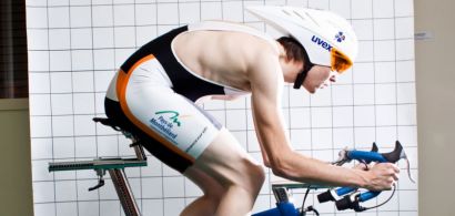 Julien Pinot sur un vélo d'entraînement 