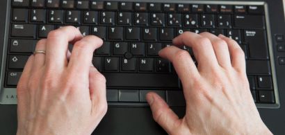 Des mains sur un clavier