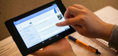 Une personne utilisant une tablette