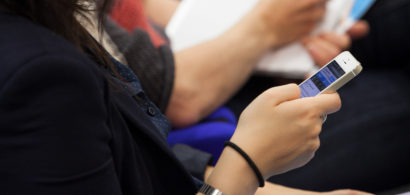Une jeune femme avec un smartphone