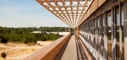 Photo d'un bâtiment avec beaucoup de bois.