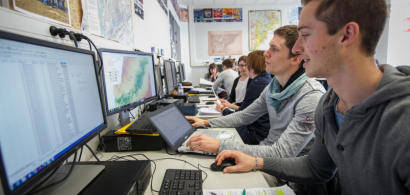 Des étudiants pendant une séance de travaux pratiques de géographie