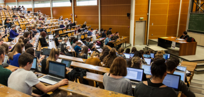 Amphithéatre rempli d'étudiants