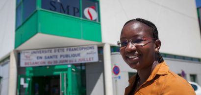 Une participante de l'université d'été francophone en santé publique devant l'UFR SMP.