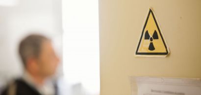 Un autocollant avec le symbole de la radioactivité collé sur une porte