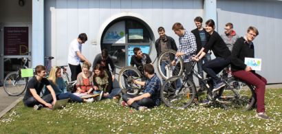 Un groupe d'étudiants avec leurs vélos