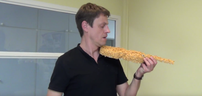 Un homme portant un violon en cornflaxes