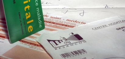 Assemblage de cartes vitales, feuilles de soins et ordonnances.