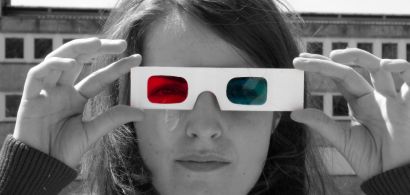 Une femme avec des lunettes 3D sur le nez