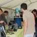 Un stand avec des étudiants et des visiteurs.