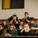 étudiants, garçons et filles, dans le fond d'un amphithéâtre