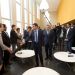 Manuel valls serrant la main aux étudiants à côté de Jacques Bahi et devant divers caméramen et officiels.