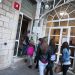 Un groupe de jeunes filles rentre dans les locaux de la faculté.