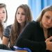 Trois jeunes filles.
