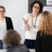 Marion Bendinelli parle à une lycéenne. A côté d'elle se tient une étudiante de troisième année.