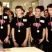 Les quatre garçons de l'équipe lauréate, médaille autour du cou