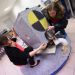Deux étudiantes installent l'aéroglisseur.