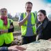 Trois membres des services d'archéologie parlent devant un plan.