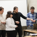 Plusieurs personnes essayant un casque de réalité augmentée.