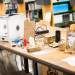Une imprimante 3D et différents objets qu'elle permet de fabriquer.