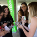 Plusieurs jeunes filles souriantes autour d'un stand