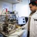 Mounir Souici devant une machine à rayons X mous