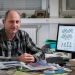 Portrait de Michel Fromm devant son ordinateur