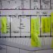 Un plan de bâtiments avec de nombreux post-it scotchés dessus.